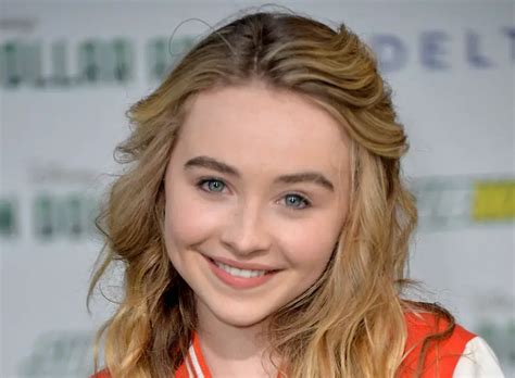 Sabrina Carpenter’s Measurements: Bra Size, Height, Weight。